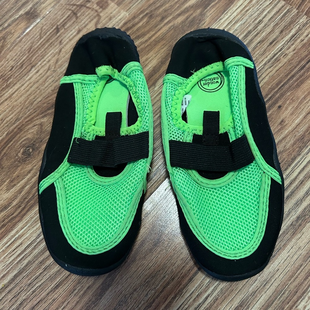 Wonder nation water shoes toddler 11/12